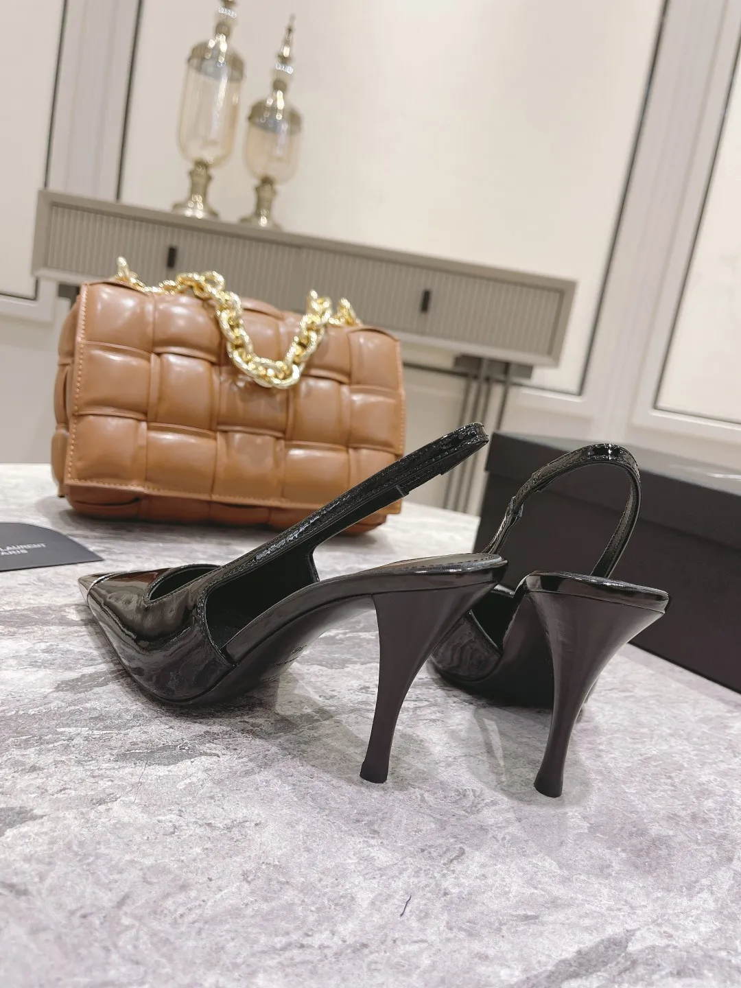 👟👟Ex-factory price 480👟👟 🔝Saint laurent*YSL early spring catwalk style rose Park Caiying same style high heels👠 YSL's metal iron-toe high heels are made of leather. The stiletto heel creates a classic, elegant, fashionable and avant-garde look. The workmanship and materials of the shoes are the same as the original ones. Welcome to compare🆚 Upper: matte cowhide/cow patent leather Inner: sheepskin lining Genuine leather outsole Heel height: 7cm 9cm Size: 35-39🐴 Order 40 with original packaging